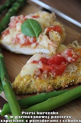 Piersi z kurczaka w parmezanowej panierce z pomidorami i cebulą