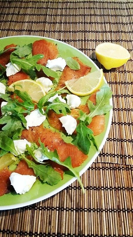 Carpaccio z łososia, rukoli i koziego sera