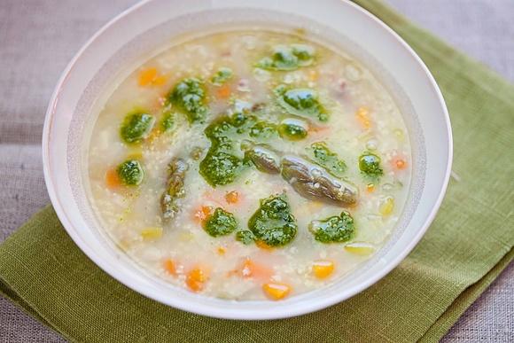 Szparagowa zupa z kaszą jaglaną i pesto