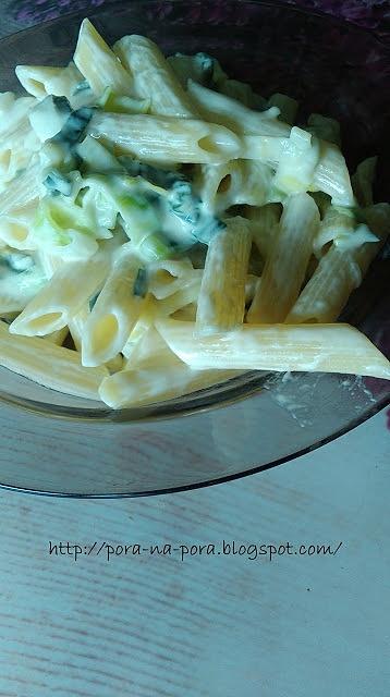 Penne z porami w sosie śmietanowo-serowym