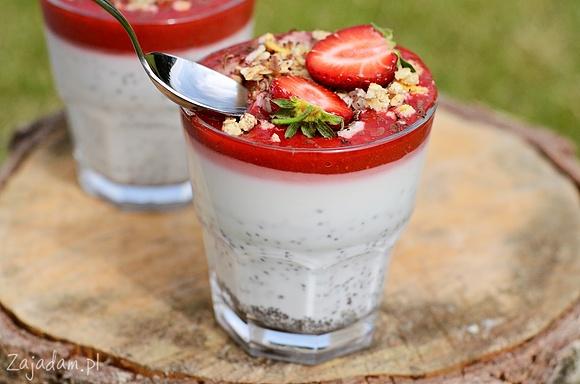 Kokosowy pudding chia z truskawkami