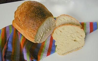 Chleb pszenny na drożdżach na leniwe śniadanie