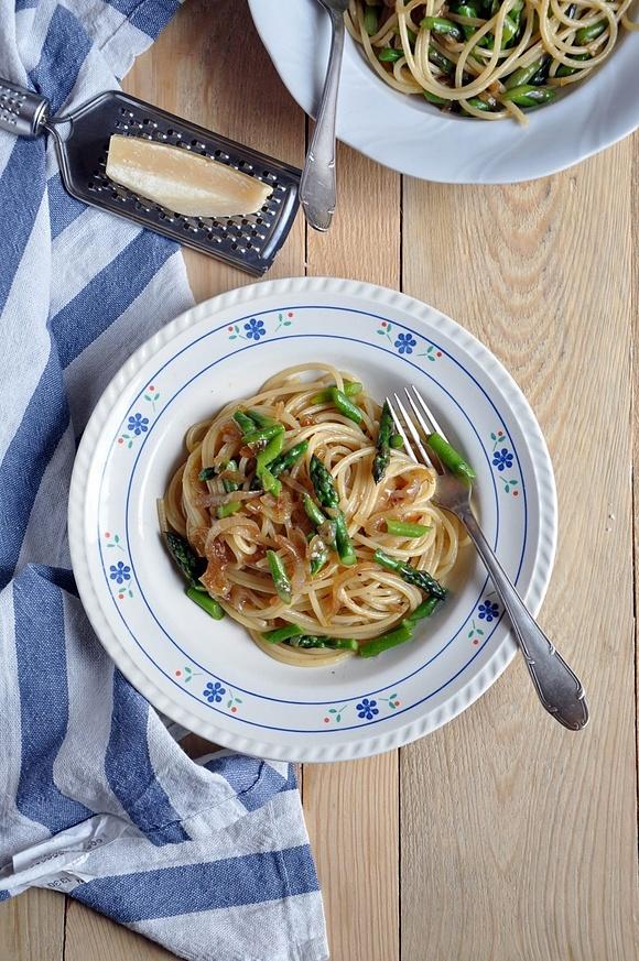 Spaghetti z karmelizowaną cebulą i szparagami