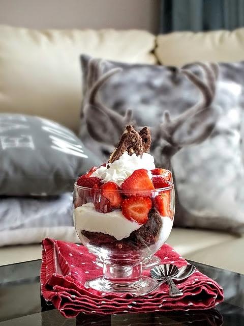 Deser w kwadrans sernikowe parfait z ciasteczkami brownie i truskawkami