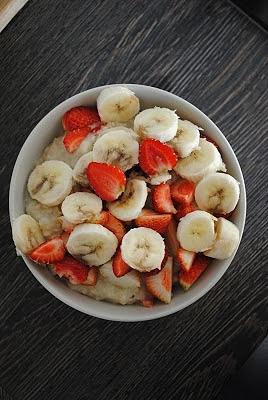 Kalafiorowa owsianka z truskawkami i bananem