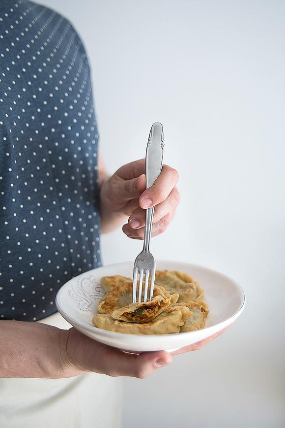 Orkiszowe pierogi z soczewicą pieczarkami cukinią i mozzarellą