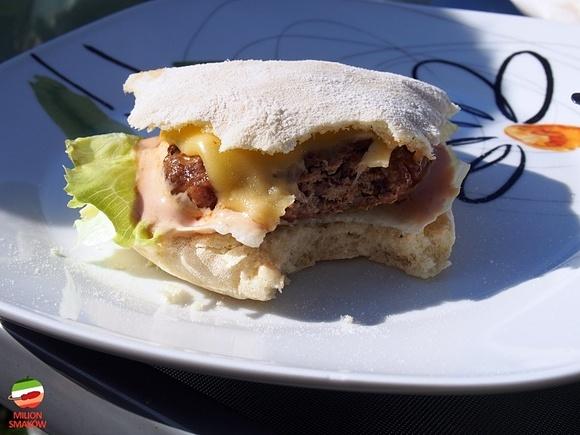Hamburgery wołowe z grilla w chlebku pita