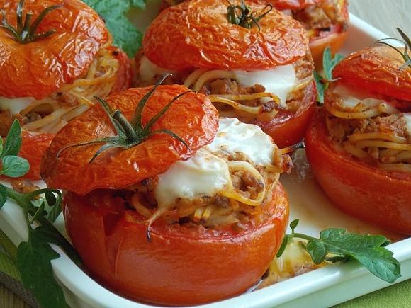 Spaghetti pieczone w pomidorach z mięsem i ziołami