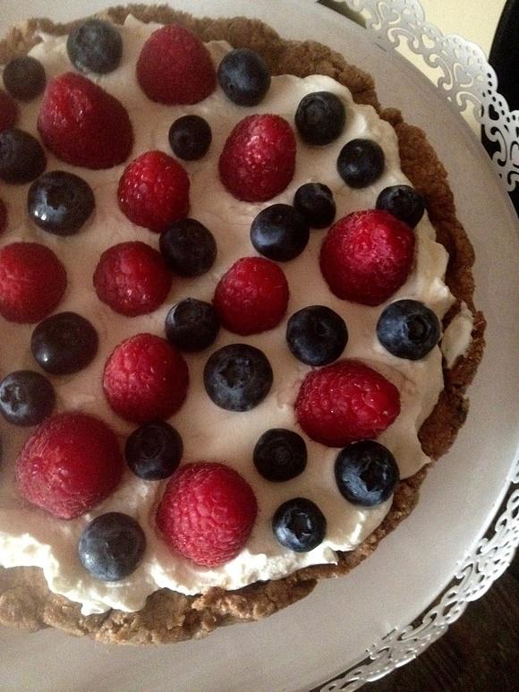 Tarta z bitą śmietaną i owocami
