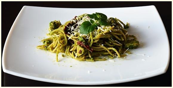Makaron z pesto z rukoli z suszonymi pomidorami i kurczakiem