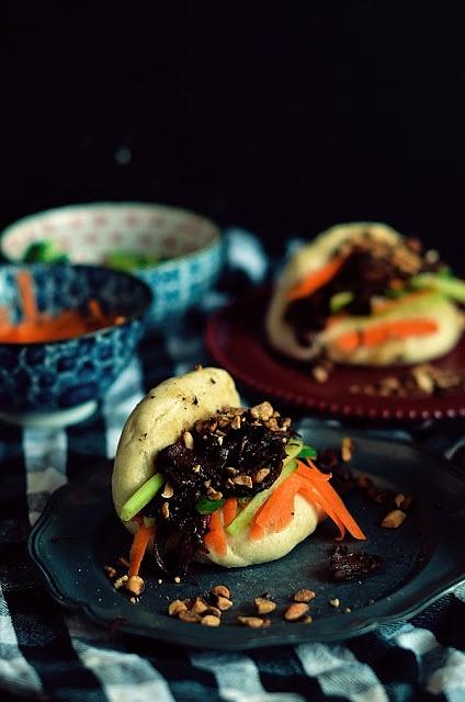 Gua bao z szarpanym kurczakiem w sosie sojowo-ryżowym