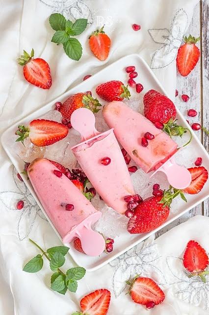 Lody truskawkowe z melasą i pestkami granata