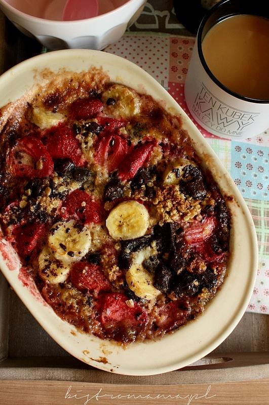 Pieczona owsianka z truskawkami i bananami