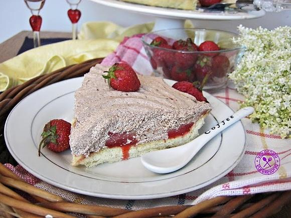 Tarta z kremem dyniowo-marcepanowym i truskawkami