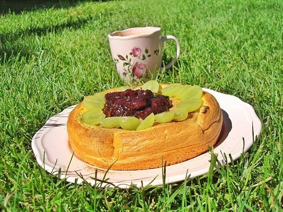 Kukurydziany omlet z winogronem i konfiturą wiśniową