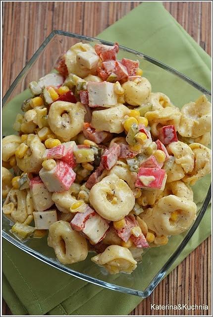 Sałatka z tortellini i surimi