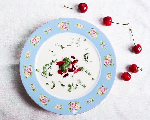 Białe gazpacho ajoblanco z czereśniami