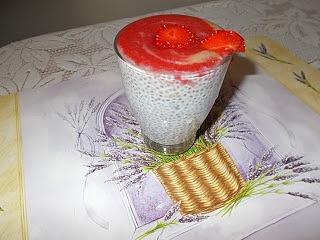 Pudding chia z musem bananowym i truskawkowym