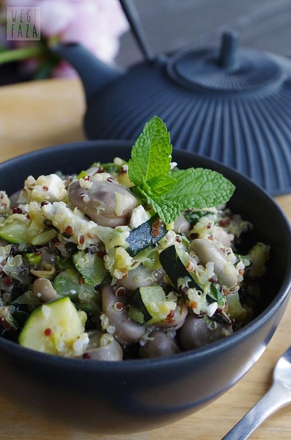 Quinoa z bobem, cukinią i fetą