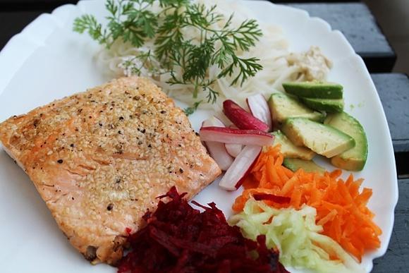 Łosoś z sezamem, warzywami i makaronem miso