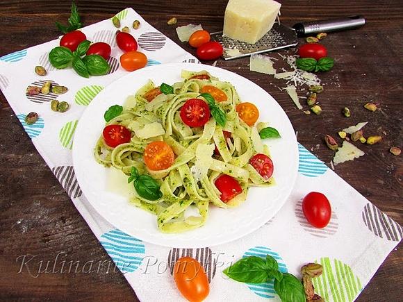 Makaron z pomidorkami cherry i pistacjowym pesto