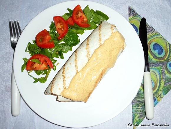 Burrito z batatami kiełbasą i oscypkiem z dipem curry