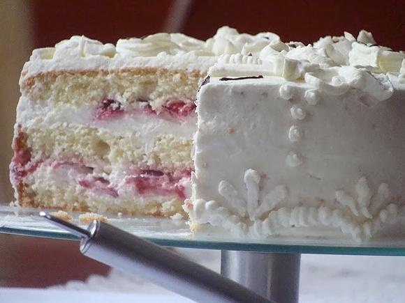 Tort z masą serową i truskawkami