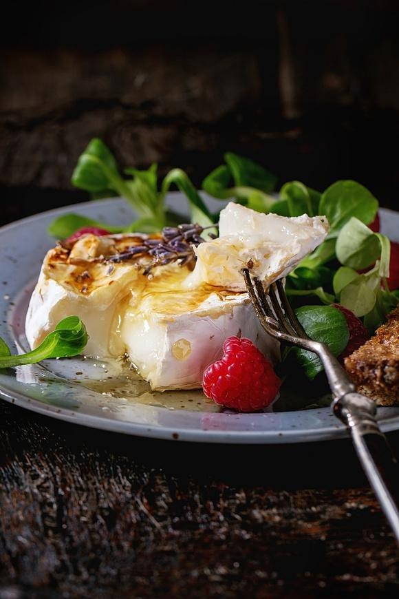 Pieczony camembert z miodem i malinami