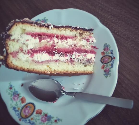 Biszkopt z kremem mascarpone i truskawkami