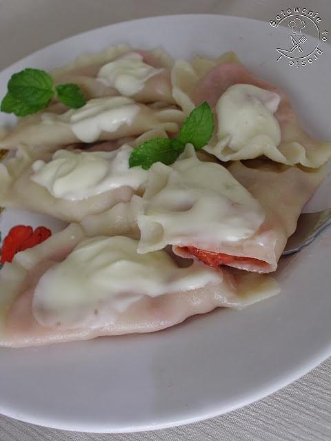 Delikatne pierogi z truskawkami
