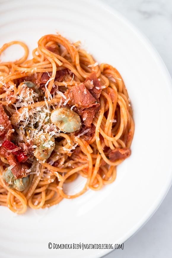 Szybkie spaghetti z młodym bobem, pomidorami i szynką