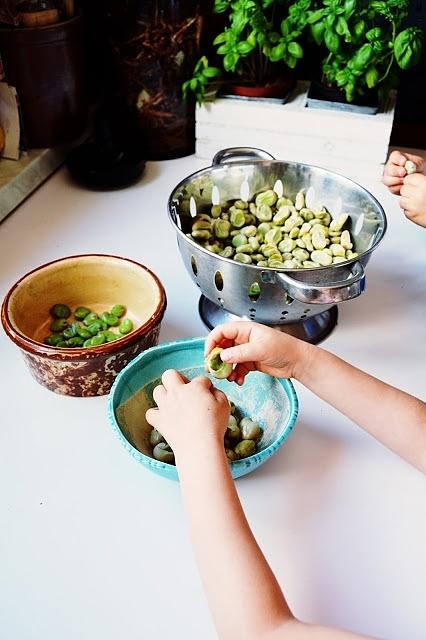 Makaroni z bobem, brokułami i pesto