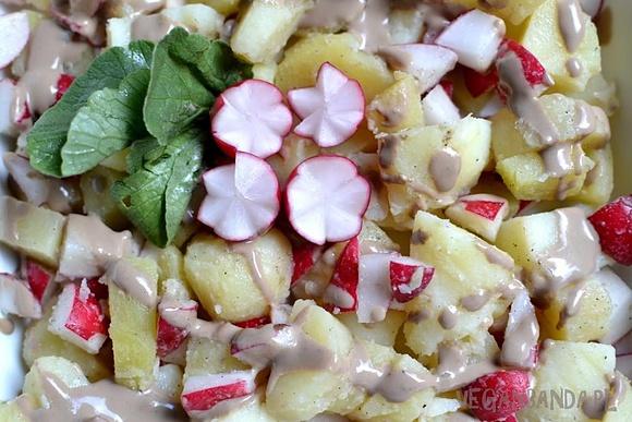 Sałatka z młodych ziemniaków i rzodkiewki z tahini i octem balsamicznym