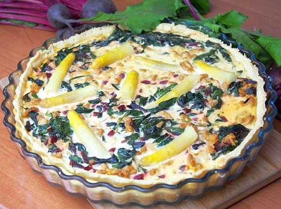Tarta z botwinką szpinakiem i szparagami