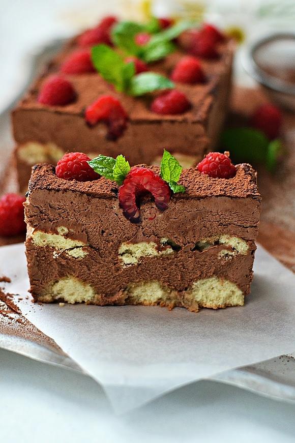 Czekoladowe tiramisu z malinami