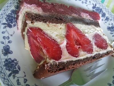 Tort truskawkowy mocno truskawkowy