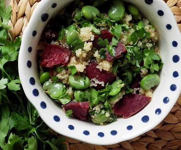 Quinoa z młodym borem, natką pietruszki i polędwicą