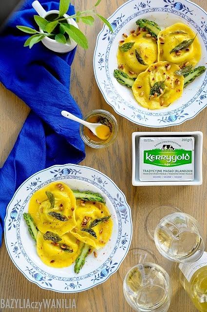 Ravioli szparagowo-bazyliowe z masłem szałwiowym