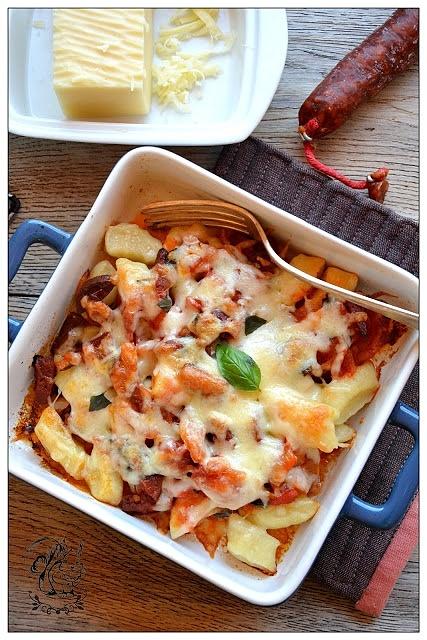 Kopytka z młodych ziemniaków zapiekane w sosie pomidorowym z chorizo