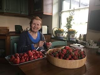 Mama przygotowuje truskawki i konfitury