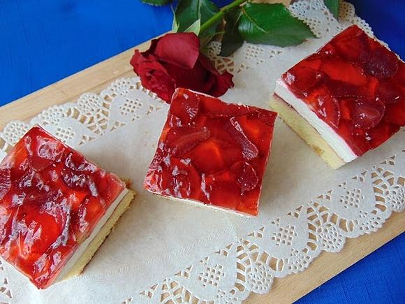 Truskawkowe ciasto z pianką jogurtową