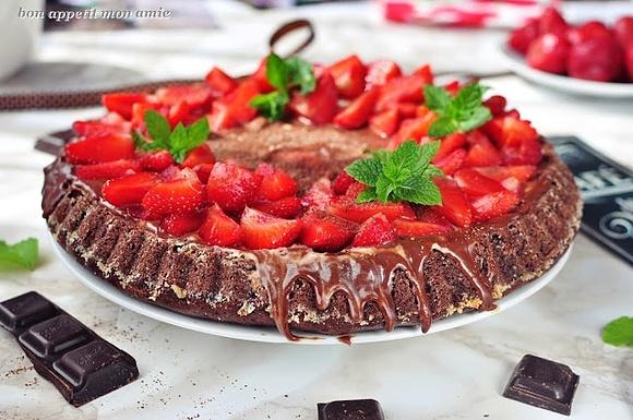 Czekoladowa tarta z truskawkami