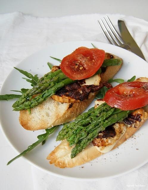 Bruschetta z oscypkiem i szparagami