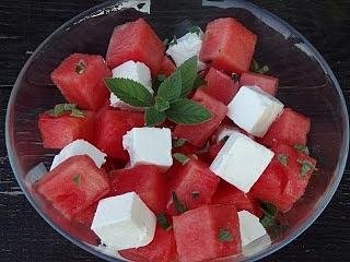 Sałatka z arbuza i fety z miętą