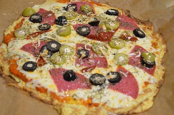 Pizza na spodzie kalafiorowym