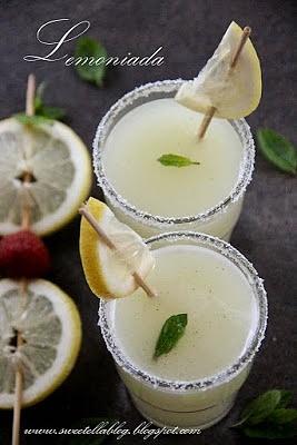 Lemoniada z cytryny i mięty, domowy napój orzeźwiający