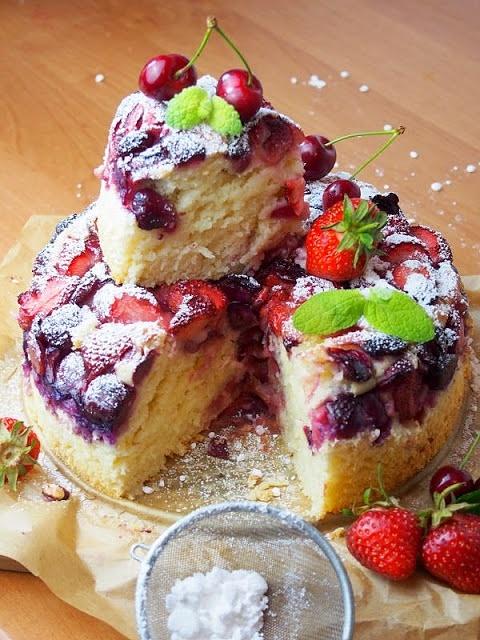 Ciasto jogurtowe z truskawkami i czereśniami wysokie i wilgotne