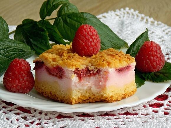 Ciasto styropian z malinami, jogurtem naturalnym i sezonowymi owocami