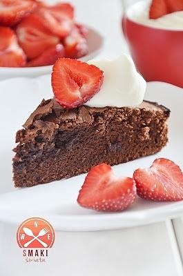 Czekoladowe brownie z kremem i truskawkami