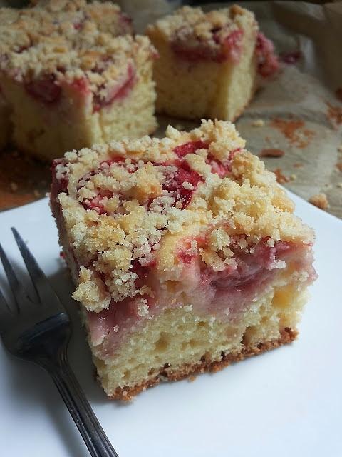 Ciasto z truskawkami i cynamonową kruszonką
